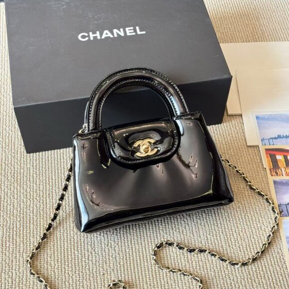 Classic CHANEL Bag: A Stylish and Versatile Choice for Elegance - Picture 5 of 5